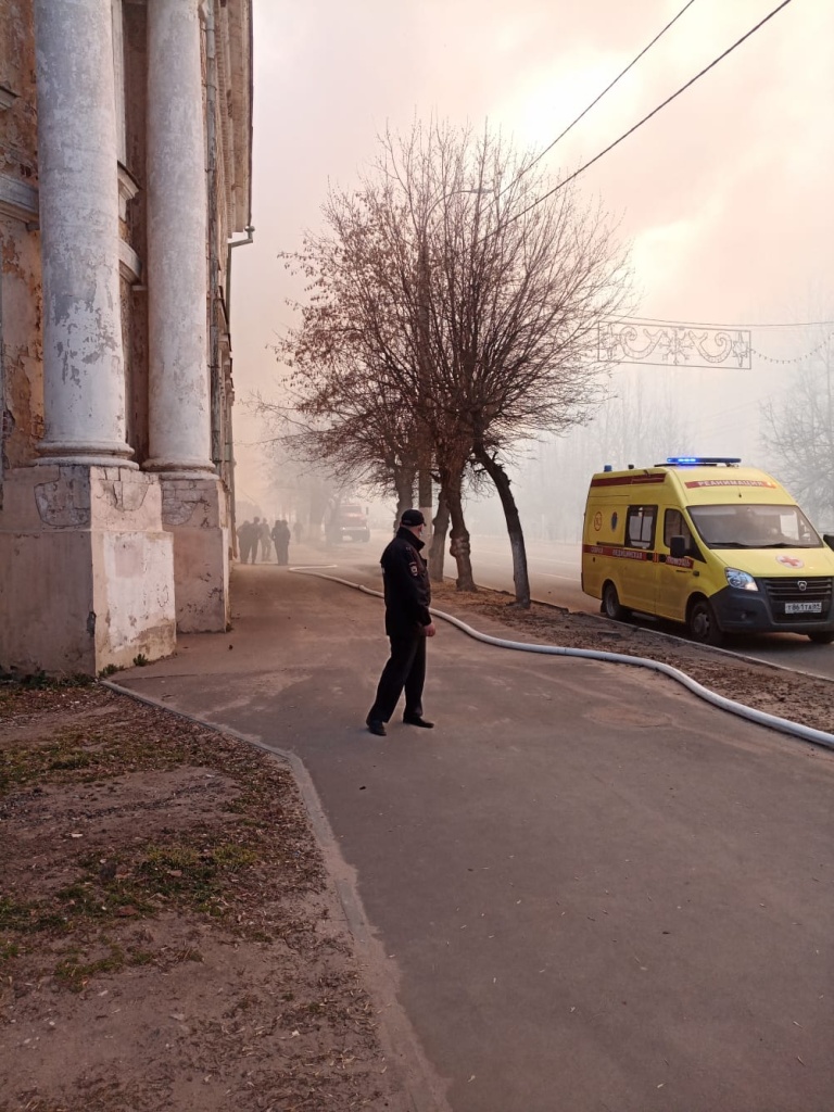 В Твери в здании ЦНИИ-2 произошел крупный пожар
